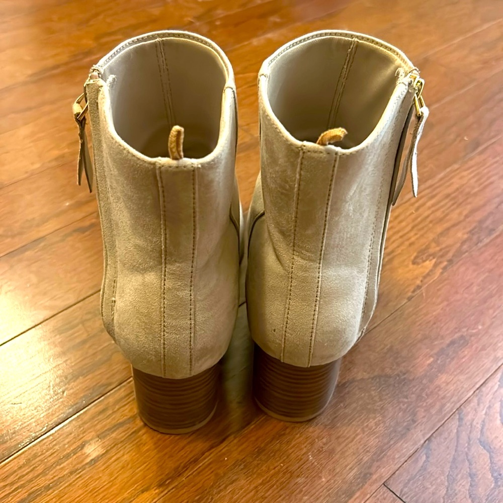 Old Navy size 8. Only worn twice.